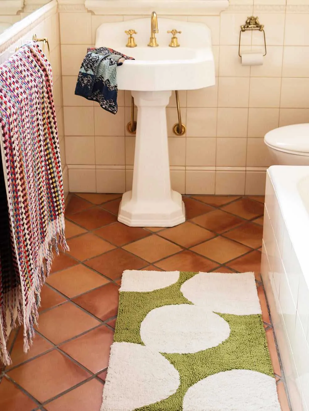 MOSEY ME Pebble Bath Mat in Olive